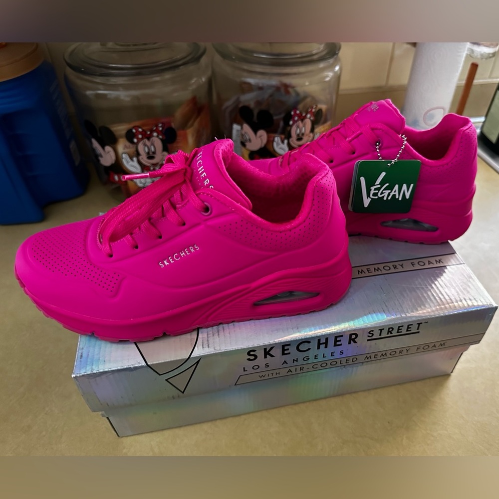 Hot pink sketchers size 7 brand new with tags and box